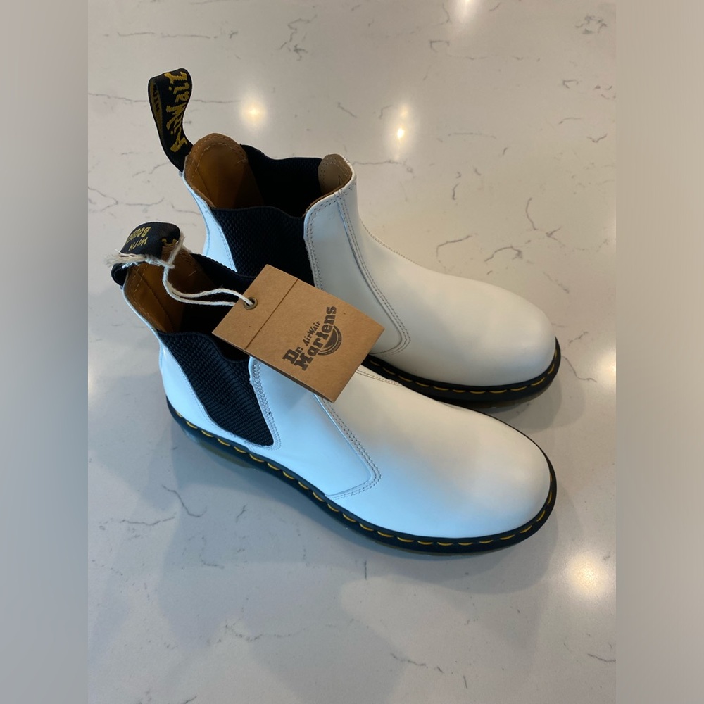 NWT Dr. Martens 2976 Yellow Stitch Chelsea Boots - Leather Size 8 Men / 9 Women